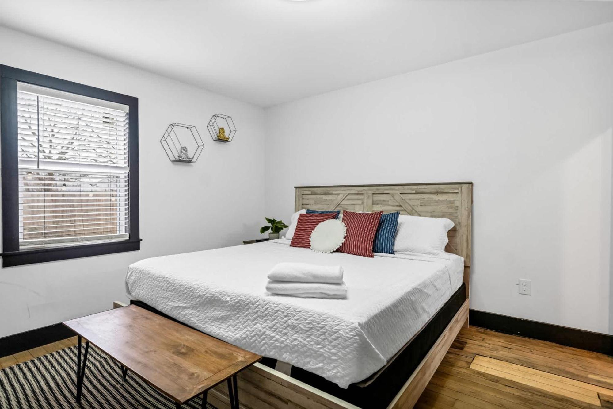 Unique Black In The Heart Of Shelby Park Holiday home