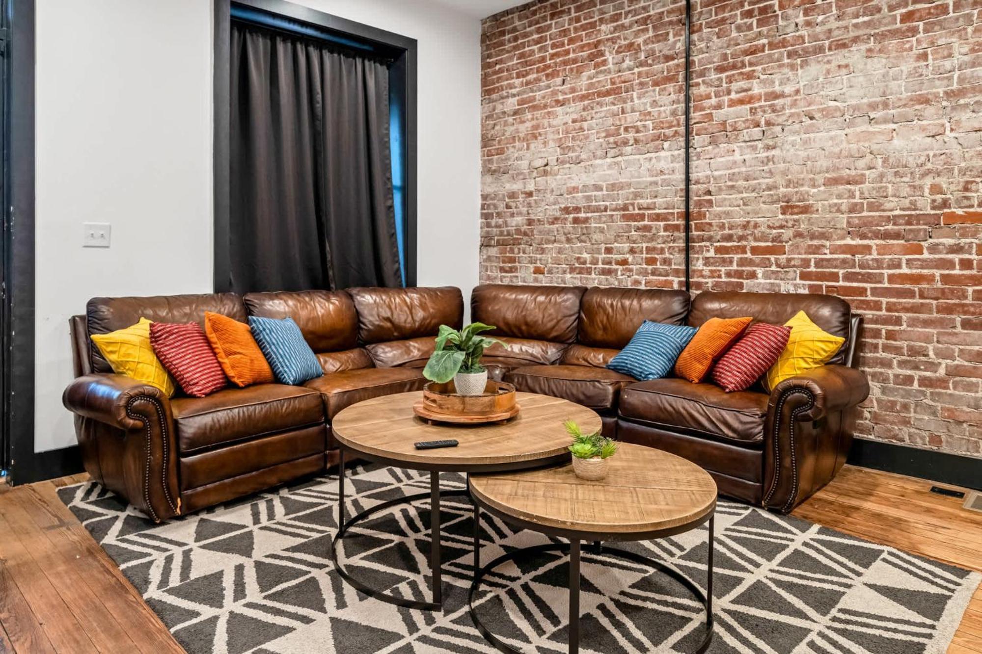 Unique Black In The Heart Of Shelby Park Holiday home